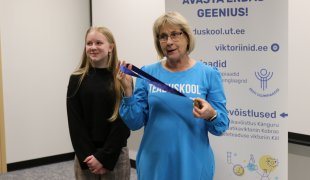 Teaduskooli direktor Ana Valdmann ja teaduskooli medalikonkursi võitja Rebeka Kuik