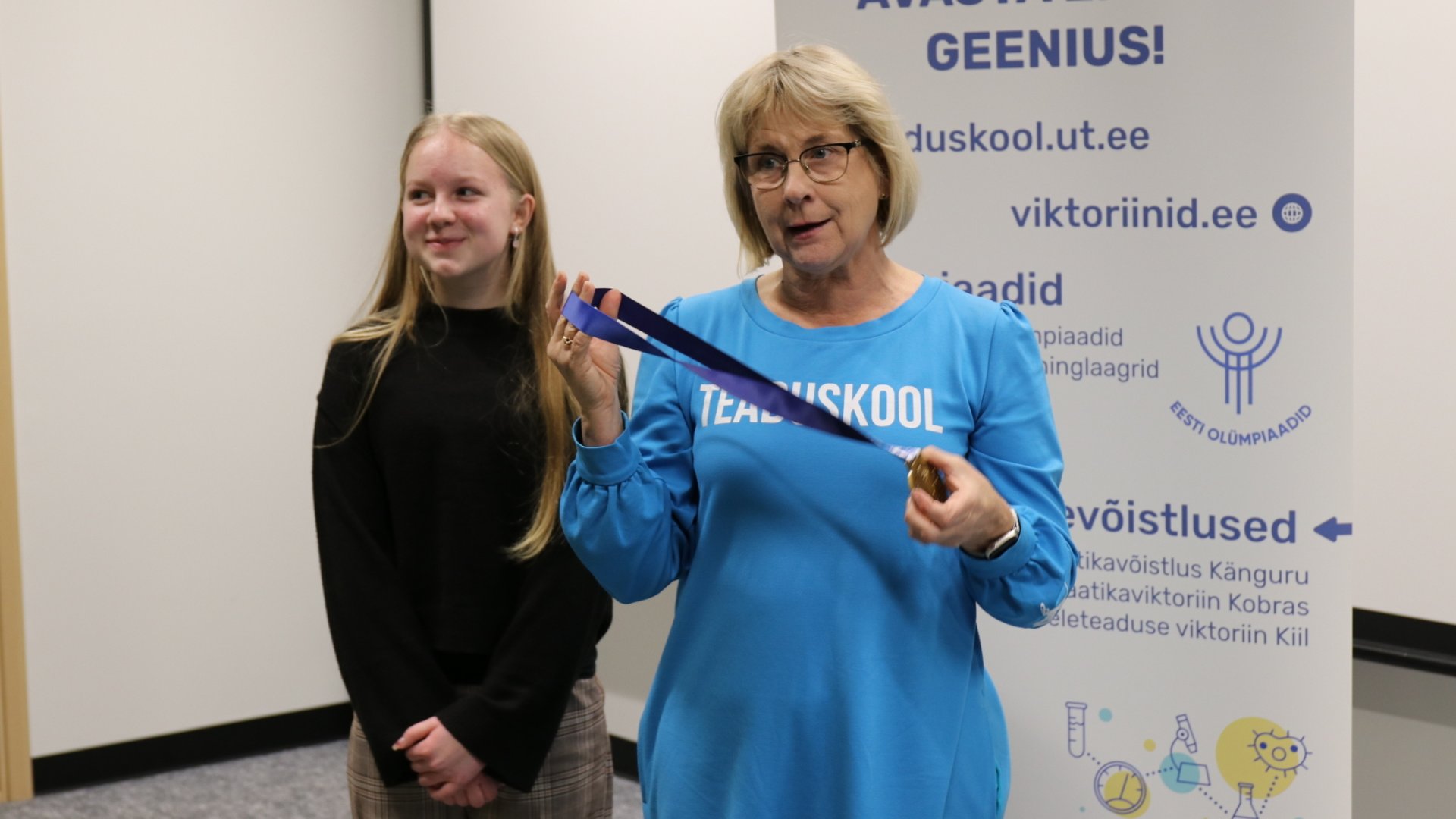 Teaduskooli direktor Ana Valdmann ja teaduskooli medalikonkursi võitja Rebeka Kuik